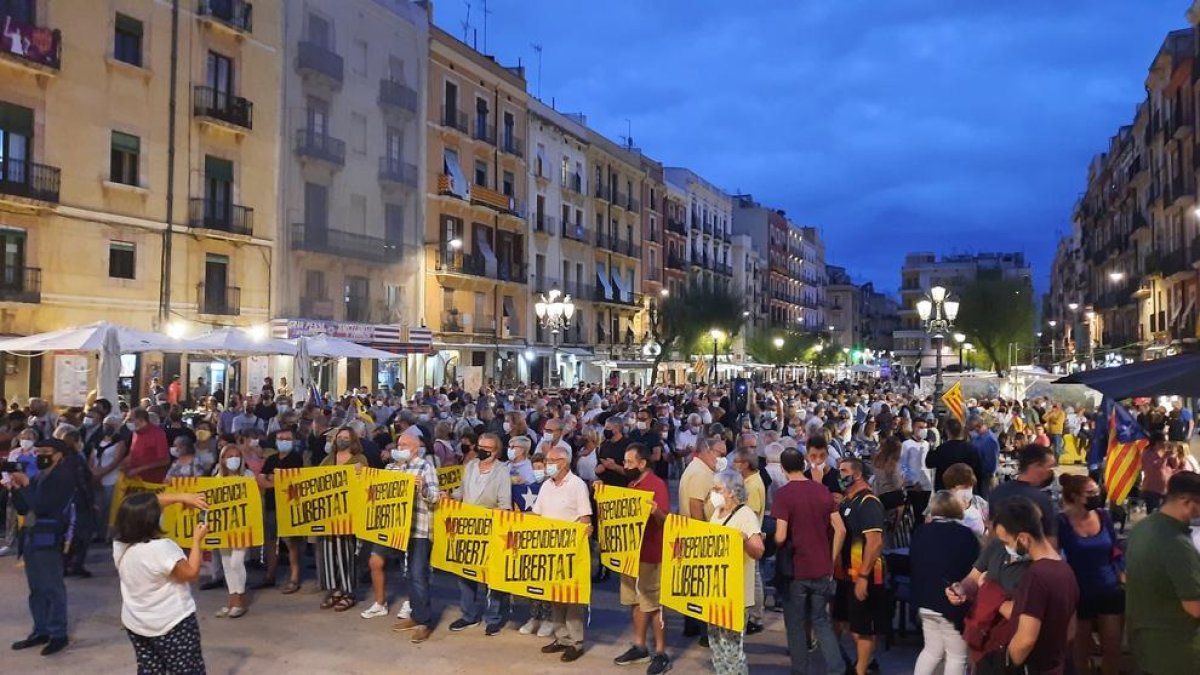 Centenars de persones manifestant-se a la Plaça de la Font.
