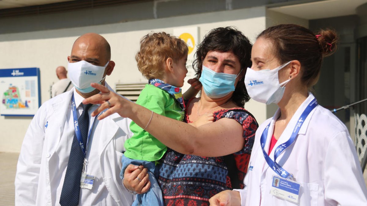 Plano abierto de Laia Mascarella y su hijo Lleïr, intervenido en el Hospital Vall d'Hebron.