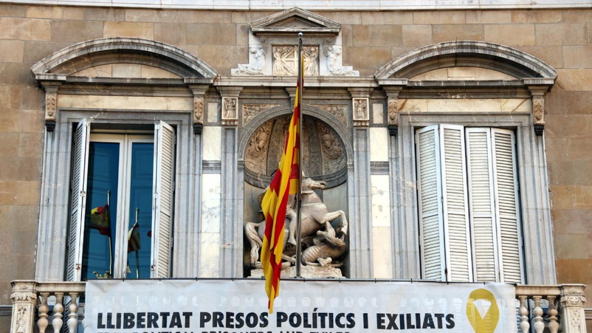 Imatge de la pancarta a la façana de la Generalitat.