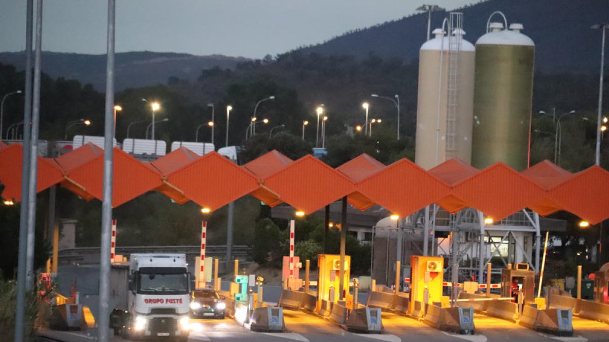 Vista del peaje de la Jonquera de la autopista AP-7 con las barreras levantadas el 31 de agosto del 2021.