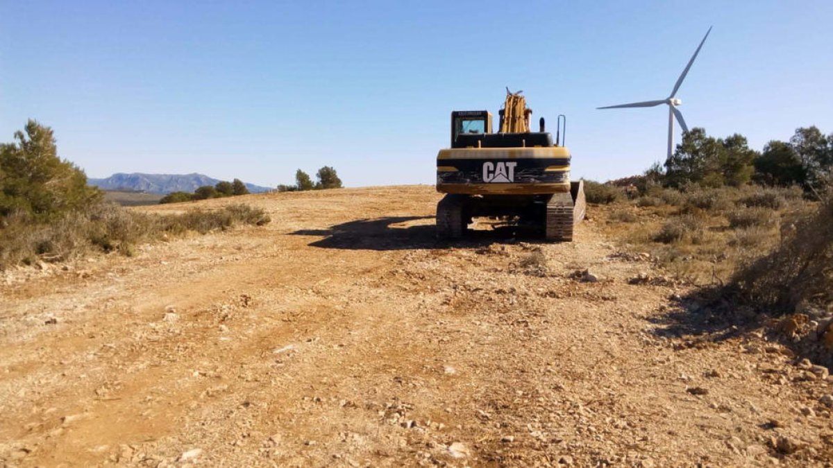 Una máquina excavadora en la zona donde se construye el parque eólico la Collada II en El Perelló, aunque la licencia de obras está agotada.