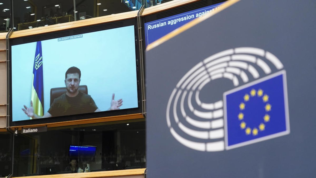 El president ucraïnès, Volodímir Zelenski, intervé per videoconferència en el ple extraordinari de l'Eurocambra.