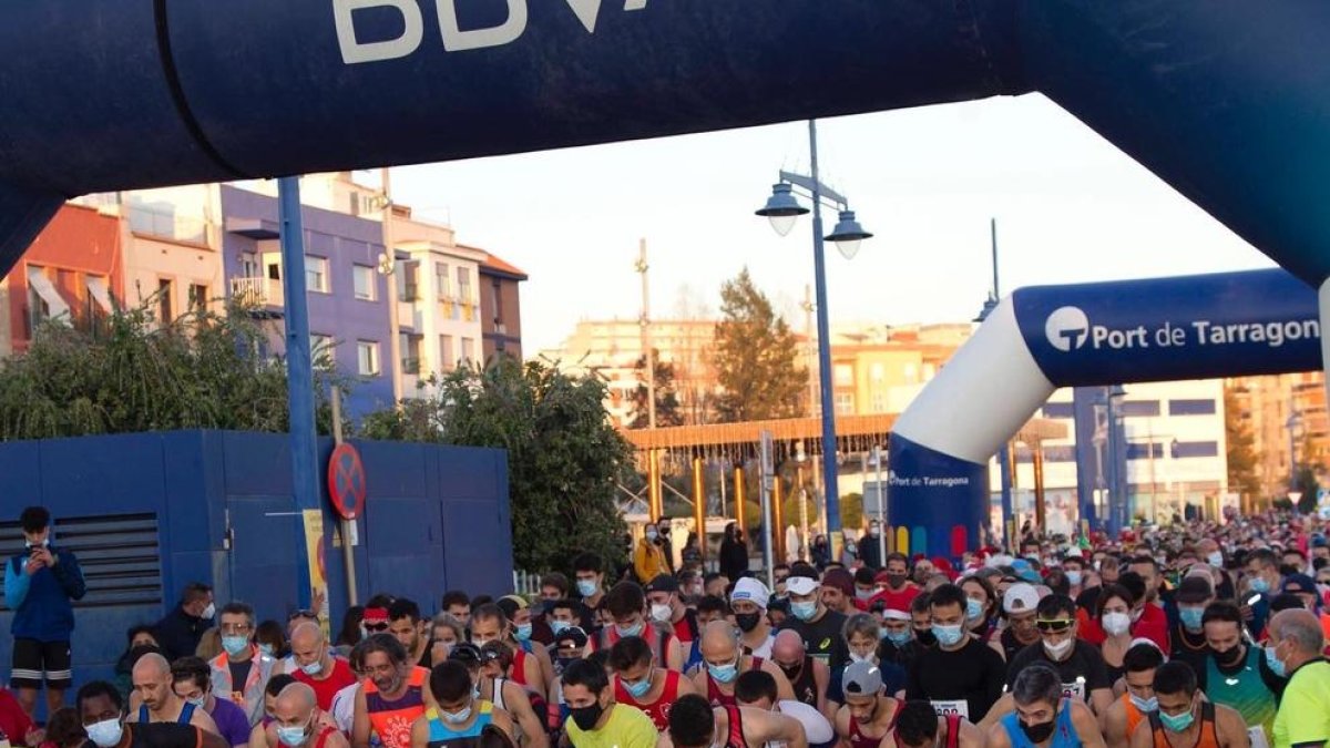 El pistoletazo de salida de la 17.ª Carrera San Silvestre de Tarragona.