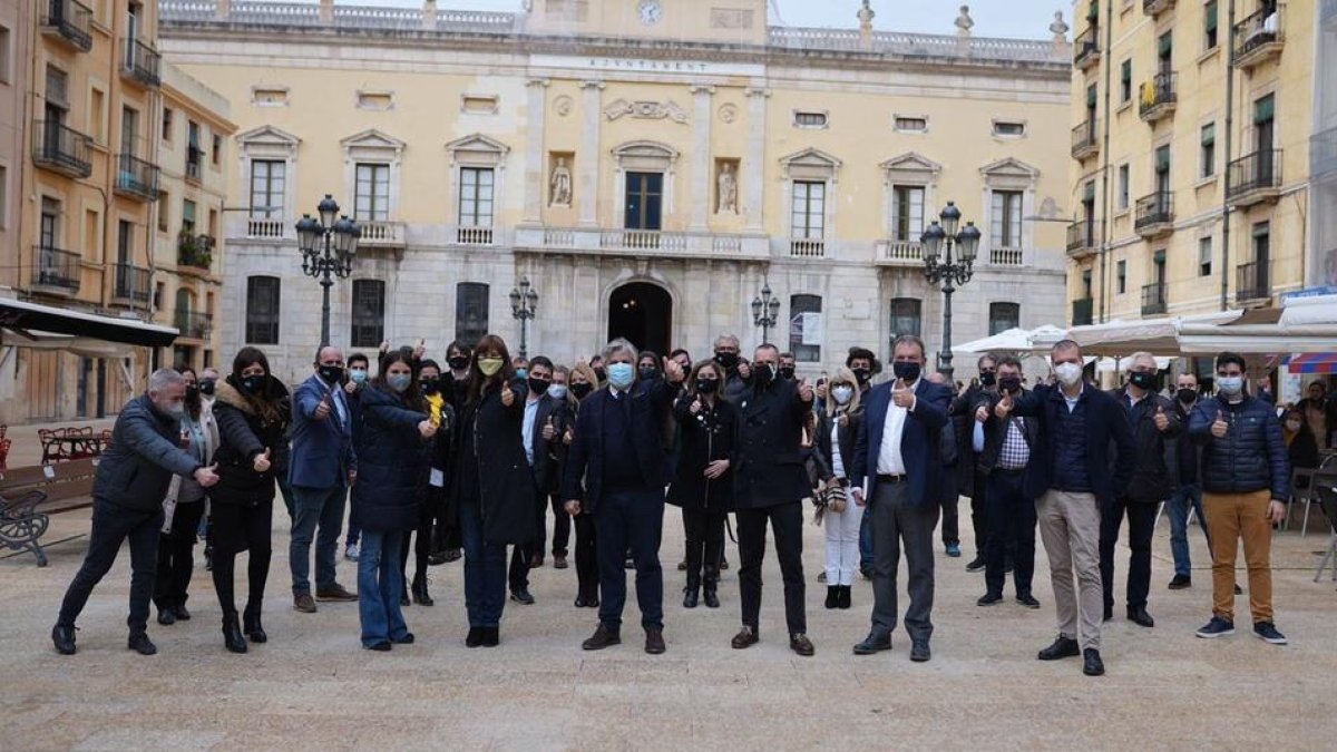 Imagen de archivo de activistas de Juntos por Cataluña, a la última campaña electoral en el Parlamento.