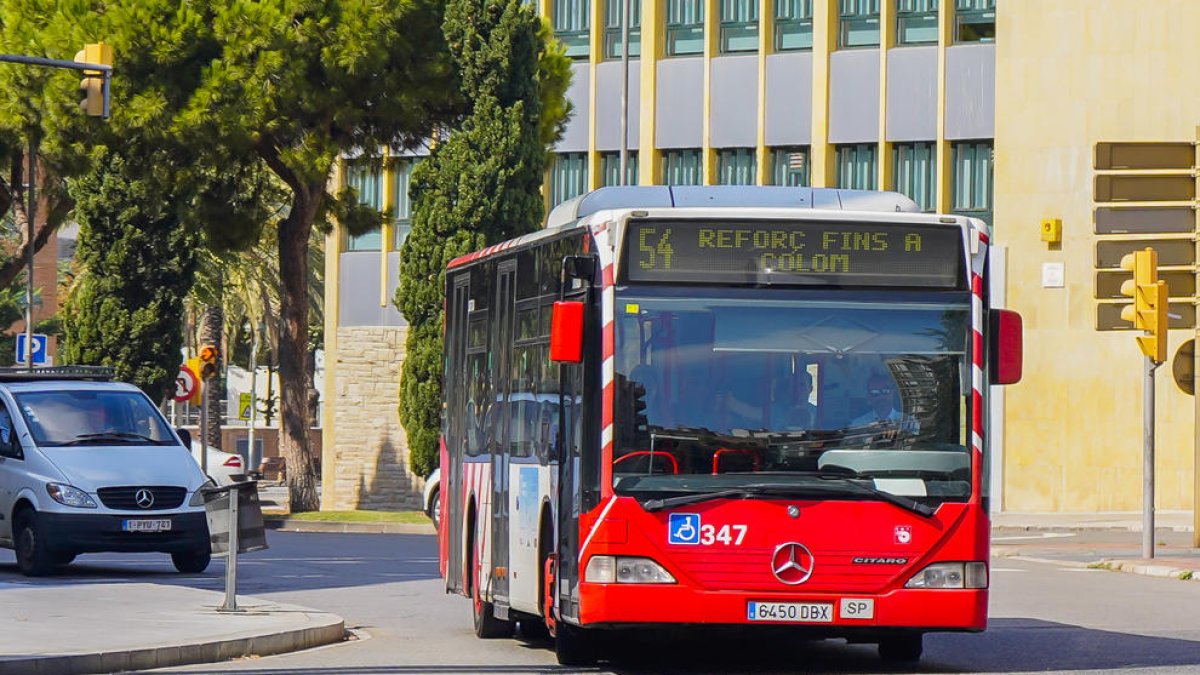 Imagen de archivo de uno de los autobuses de la EMT circulando por Tarragona.