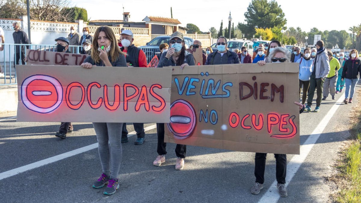 La manifestació va reunir prop d'unes 300 persones que van desfilar des del Cementiri fins al xalet ocupat.