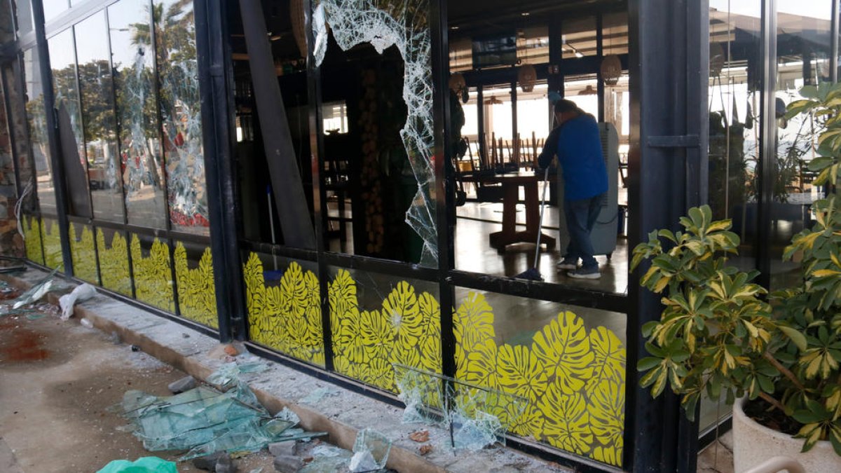 El restaurant Xiroi Ca la Nuri, amb vidres trencats i destrosses visibles.