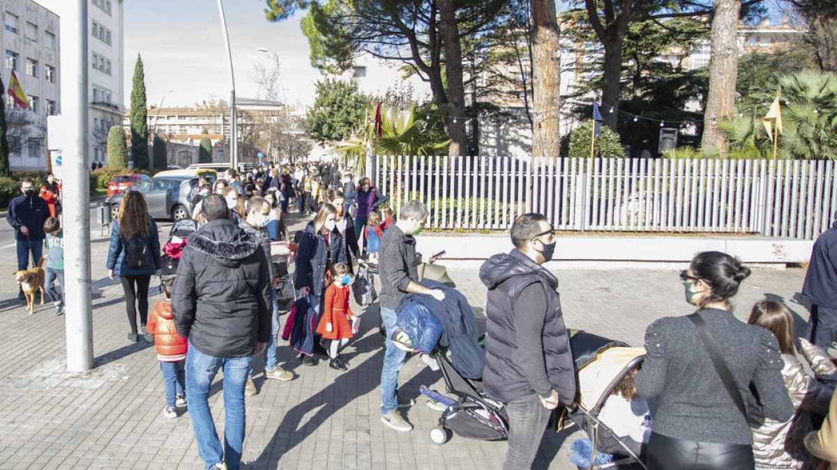 Muchos niños y sus padres esperando a la cola de la calle General Moragues para acceder al recinto del acto, ayer.