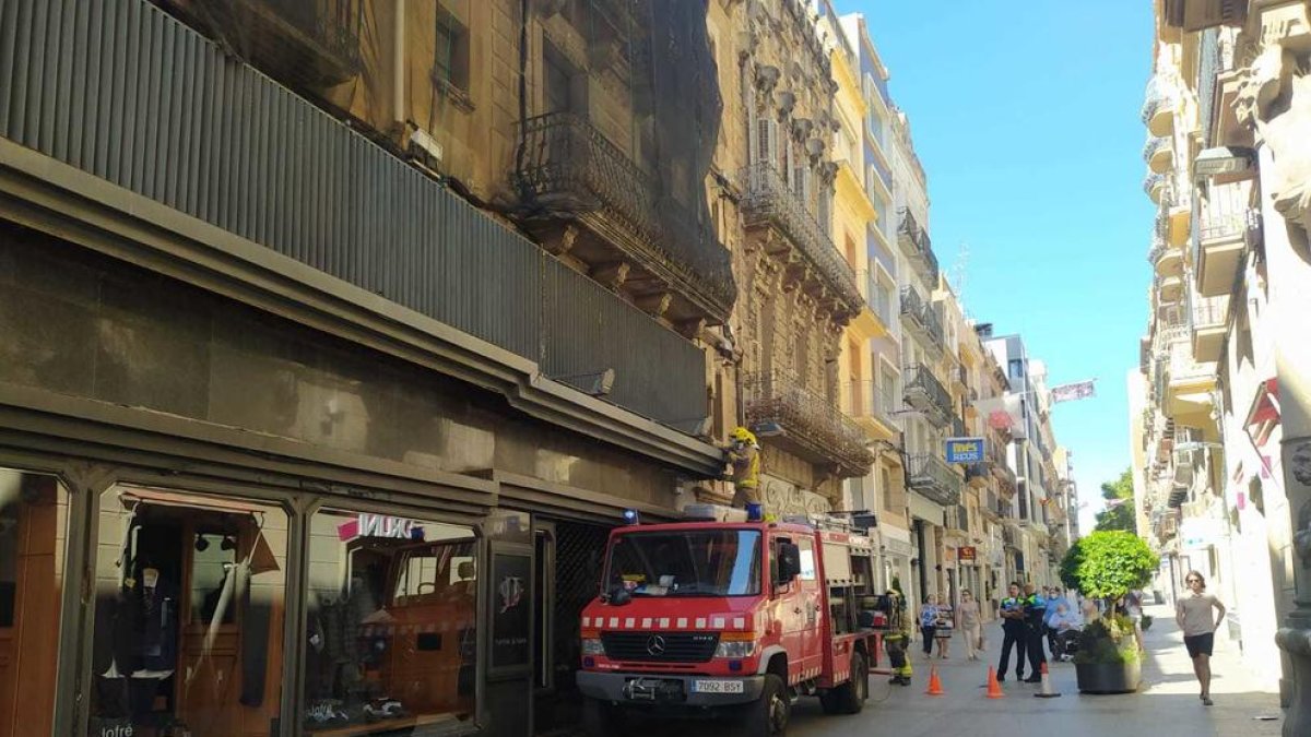 Els Bombers actuen a Reus per un despreniment d'una marquesina amb la fusta podrida