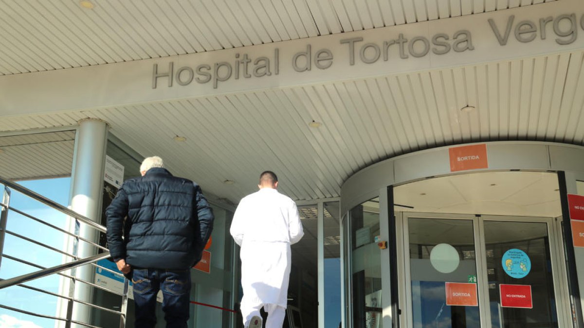 Un facultativo y un paciente entrante en el Hospital Virgen de la Cinta de Tortosa.