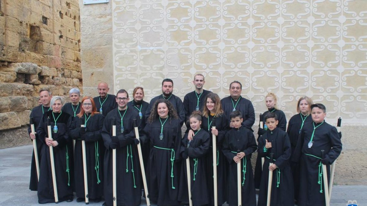 Grupo de miembros de la Hermandad durante el viacrucis del 2019.