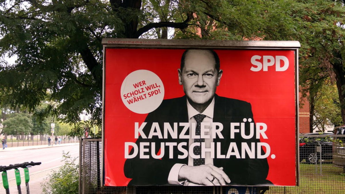 Un cartel del candidato de la SPD, Olaf Scholz, en el centro de Berlín