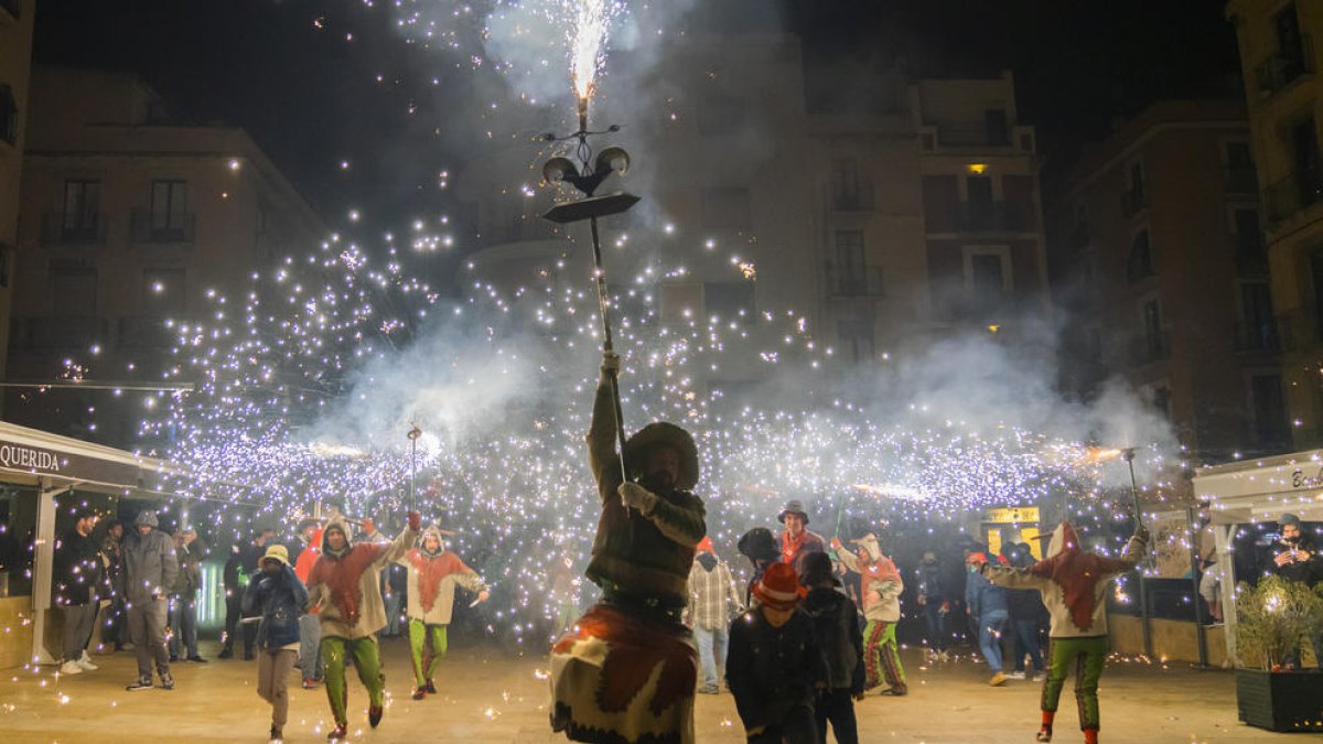 Els diables entrant a la plaça de la Font on s'ha fet la lectura del testament.