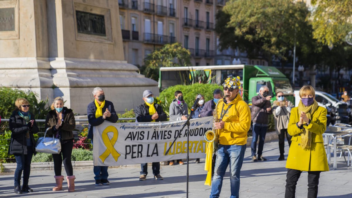 Carme Forcadell saludó a los miembros del colectivo Taca d'Oli, organizadores del acto de ayer en la parte de arriba de la Rambla.