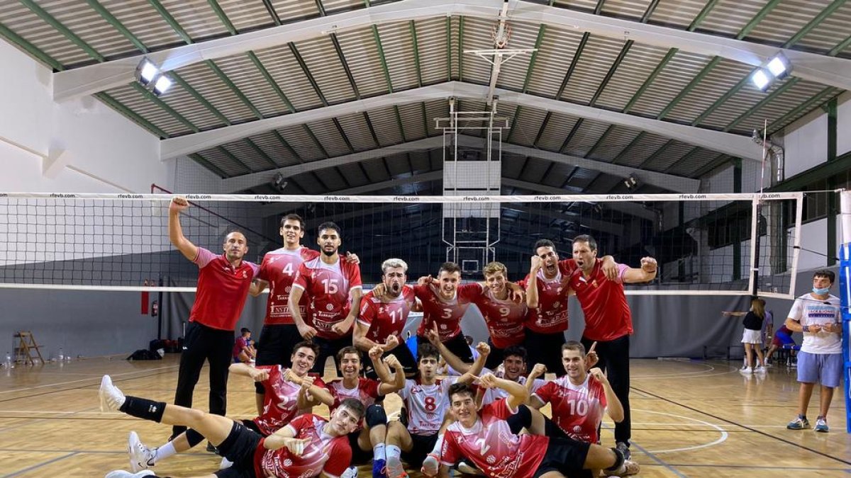 El jugadors i entrenadors cooperativistes celebrant la victòria.