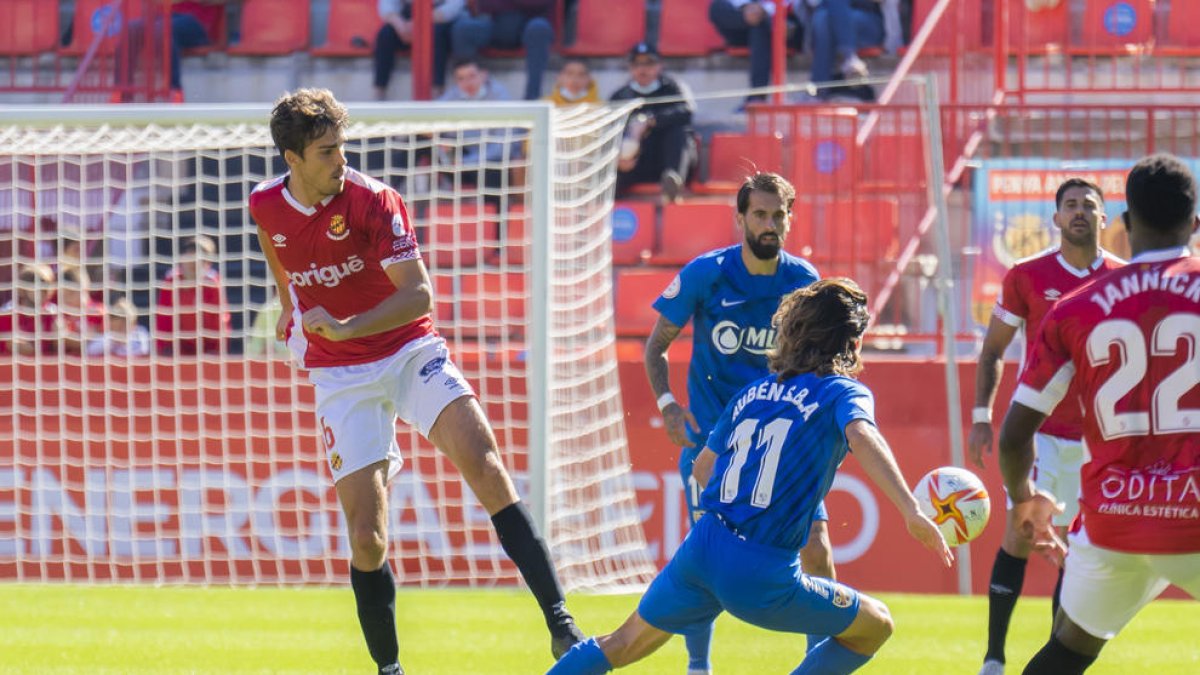 Javi Ribelles en el partit disputat al Nou Estadi contra el Linares Deportivo que va acabar 3-1.