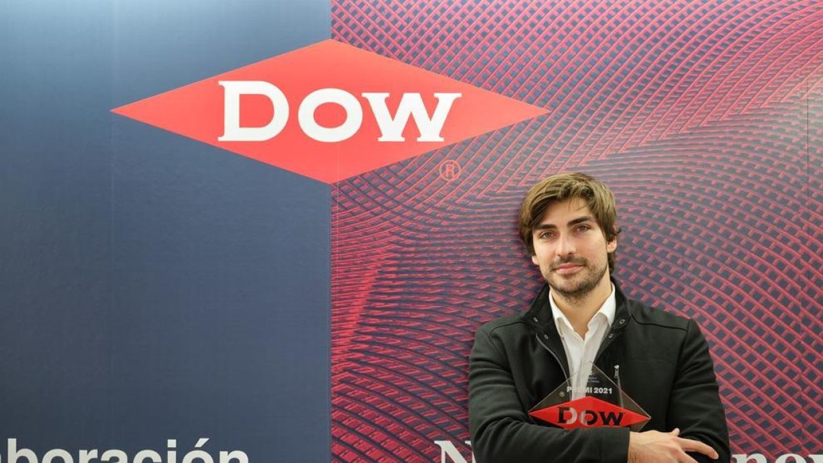 Vitor Seorra con el galardón que recibió durante la ceremonia de entrega del Premio Dow.