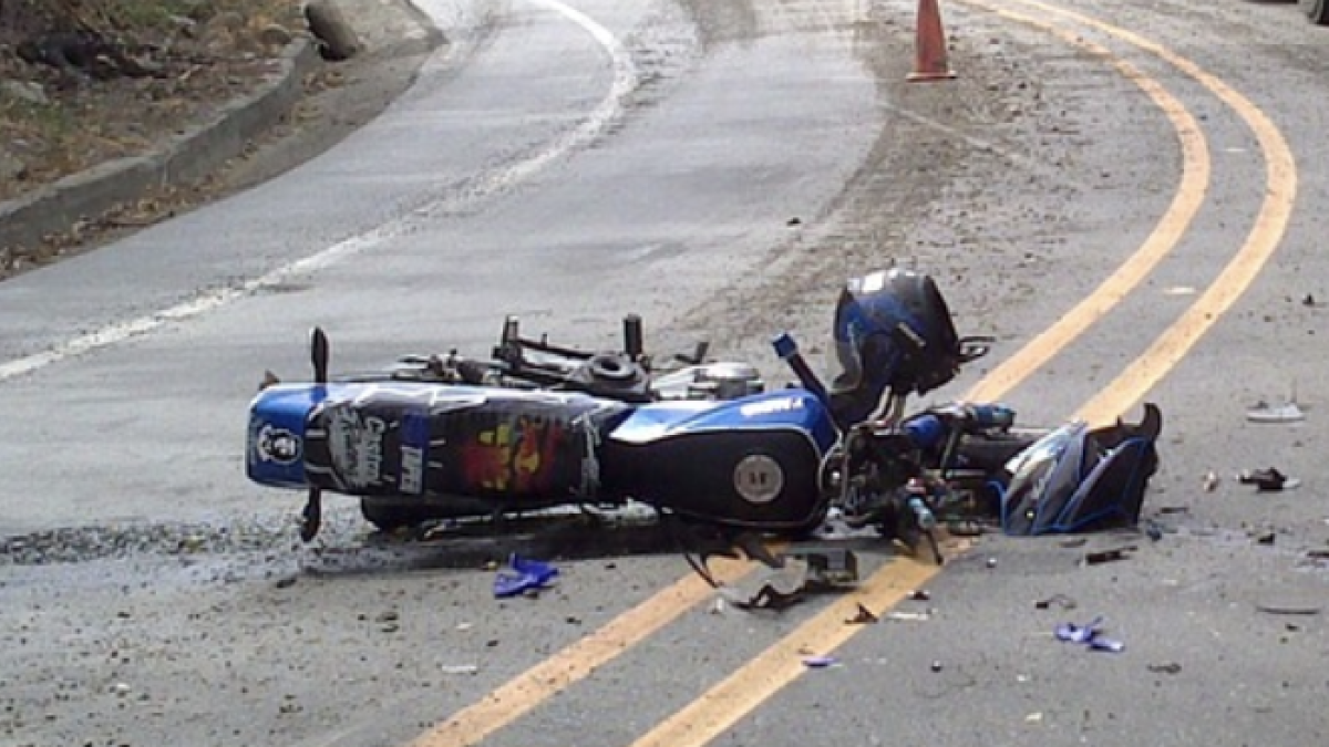 Una moto accidentada en una imatge d'arxiu.