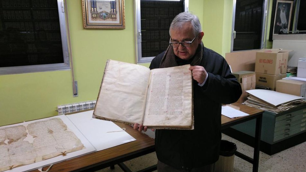 Mosén Manel Fuentes, con un escrito antiguo depositado en el archivo del Arzobispado de Tarragona.