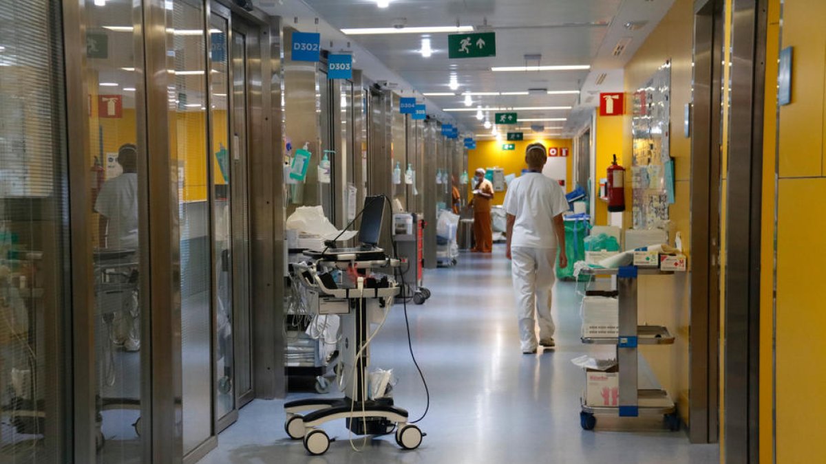 Plano general de un pasillo de la UCI de Vall d'Hebron que atiende a pacientes covid.