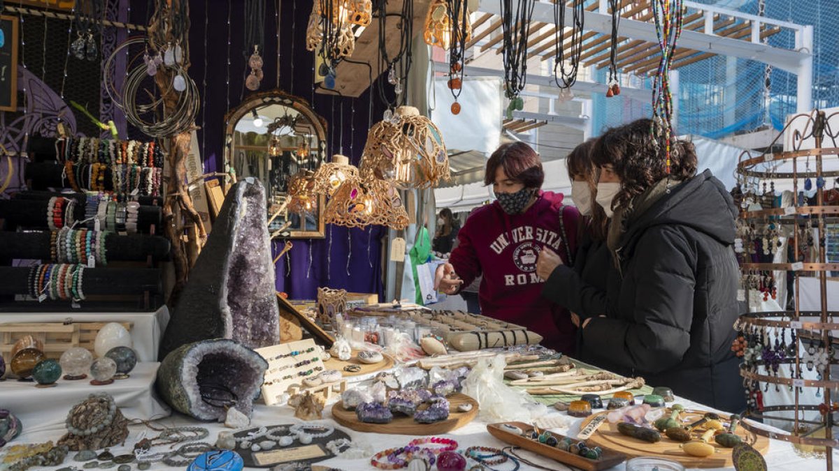 Algunes de les diferents parades del mercat d'artesania, ahir.