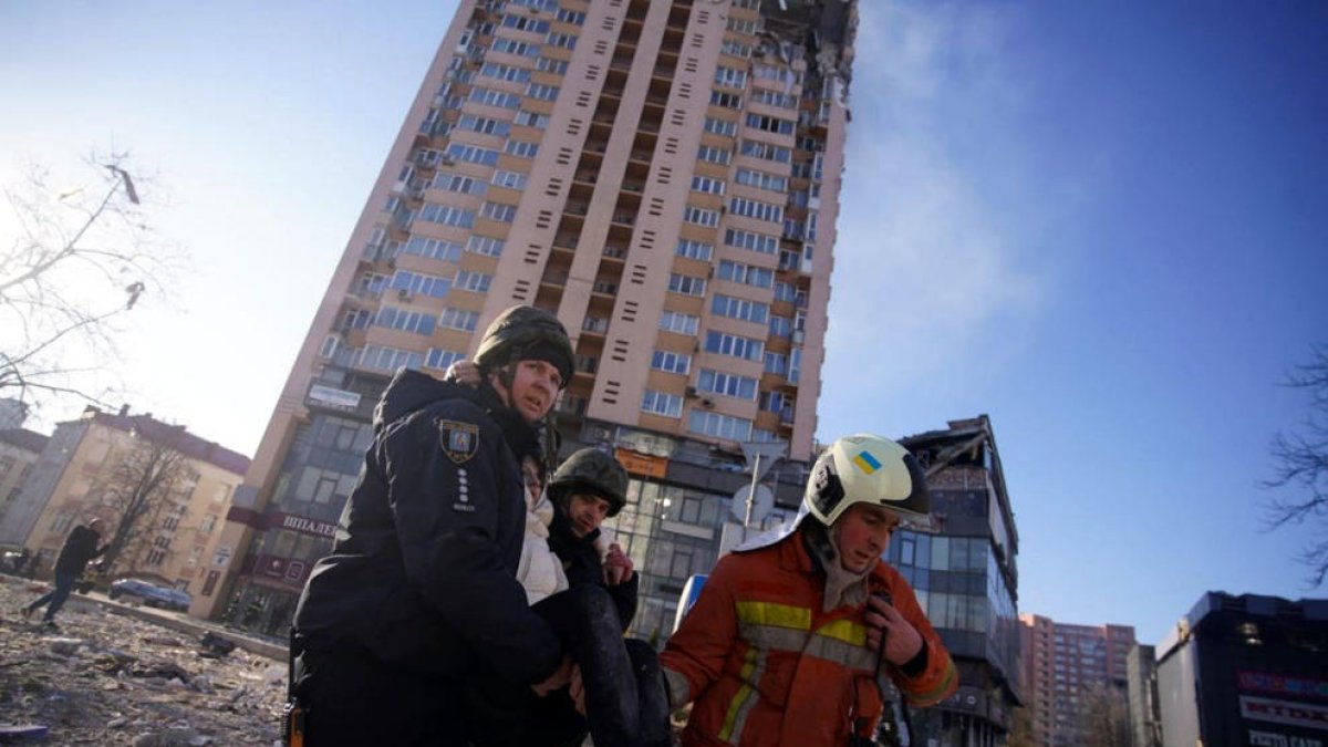 Els equips d'emergència evacuen una dona ferida en l'atac al centre de Kiev.