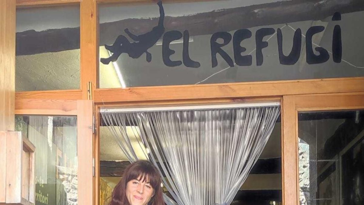 Maria Saavedra, a la porta del Refugi d'Arbolí.