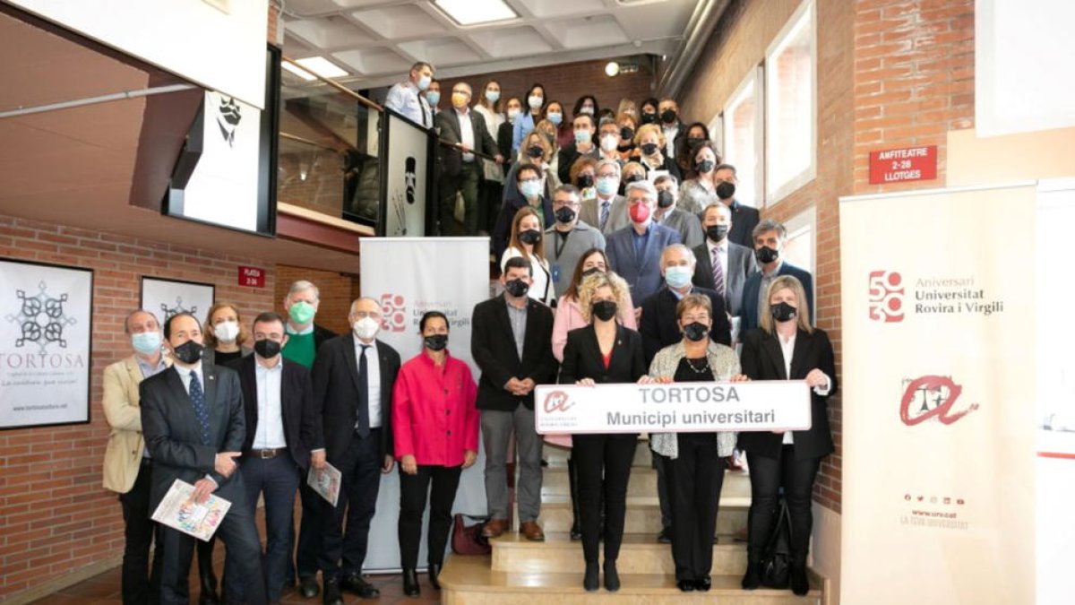 Asistentes al acto de conmemoración del doble aniversario de la URV en el Campus Terres de l'Ebre de Tortosa.