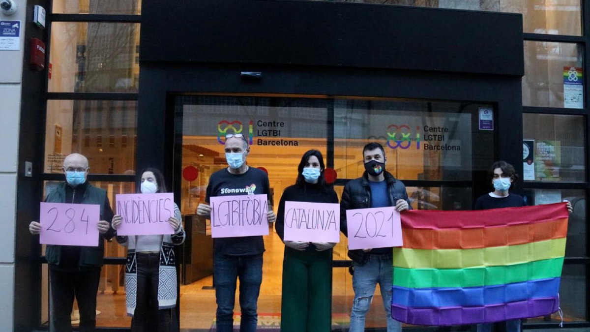 Acción reivindicativa del Observatori Contra l'Homofòbia para denunciar las 284 inicidencias del 2021.