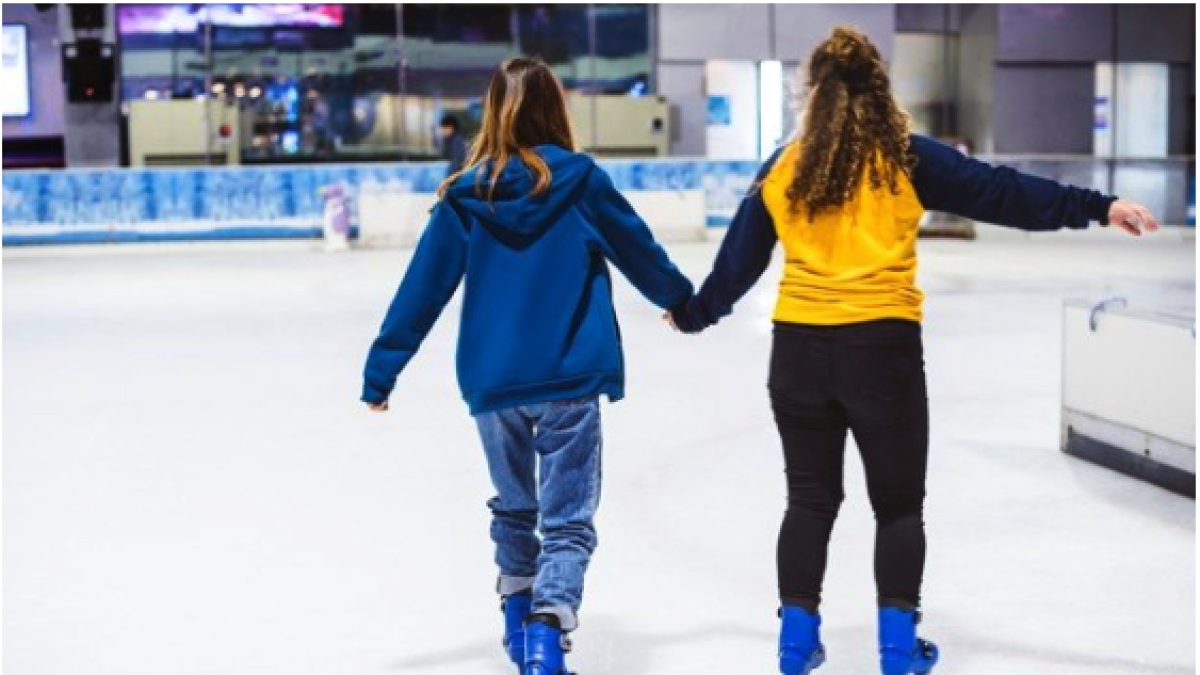 Una de las actividades familiares es la pista de hielo.