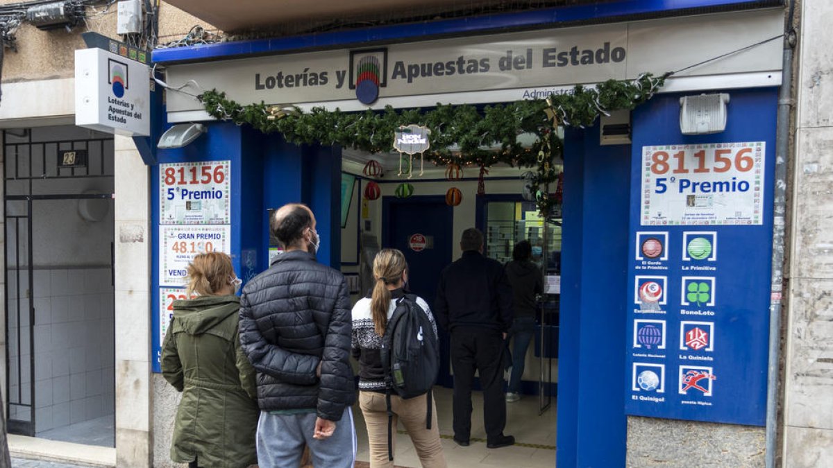 En moltes administracions de loteria els clients s'ha d'esperar al carrer per adquirir dècims del sorteig.