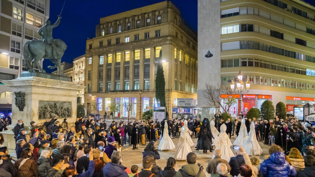 Imatge del Ball de les Set Virtuts a la plaça Prim.