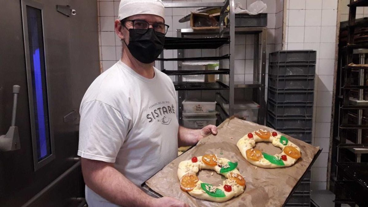 Tomas Pamies, forner i un dels gerents del forn Sistaré, presentant una safata amb un parell dels dolços abans de coure, ahir.