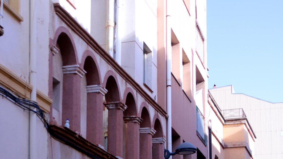 Façana posterior de la casa i del carrer Sant Roc de Roquetes on es va precipitar la víctima mortal.