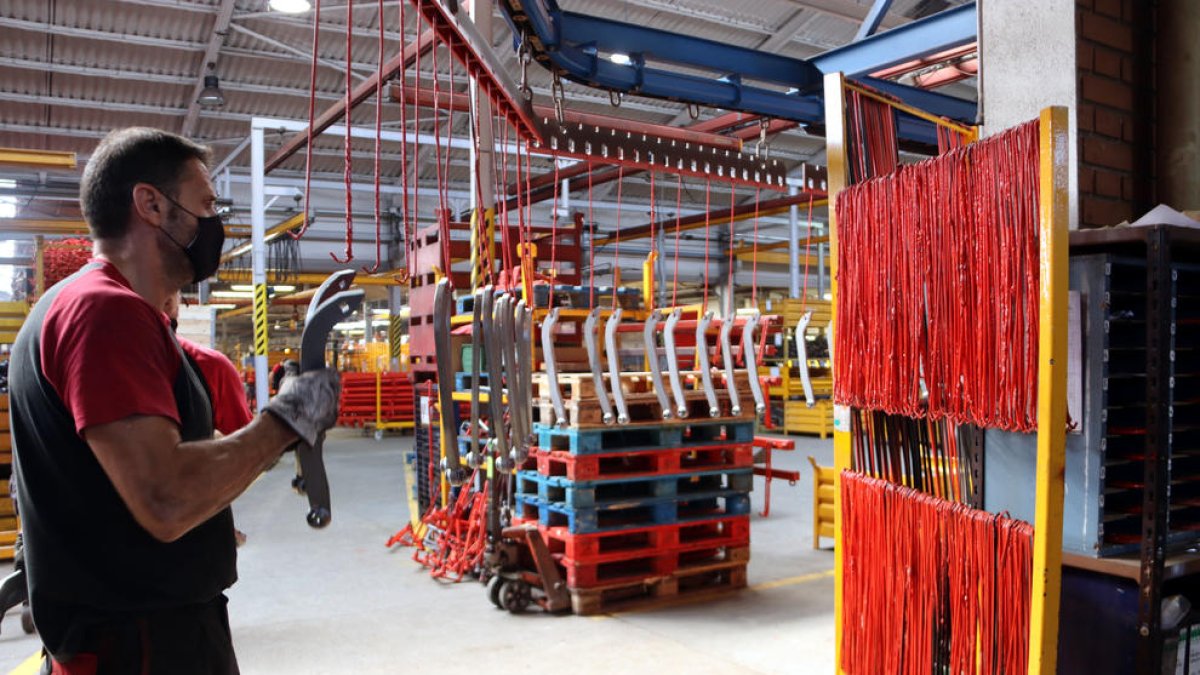 La fábrica de Solà en Calaf con trabajadores durante el proceso de montaje.