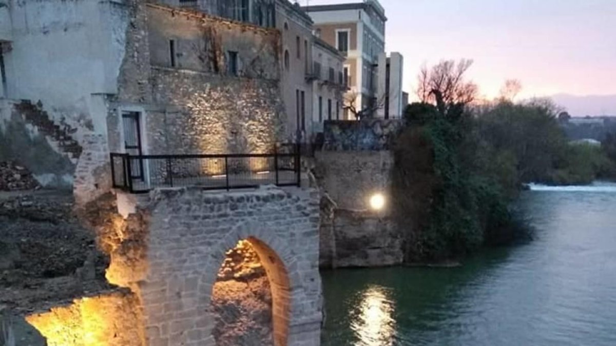 Imagen de la fachada fluvial de Amposta.