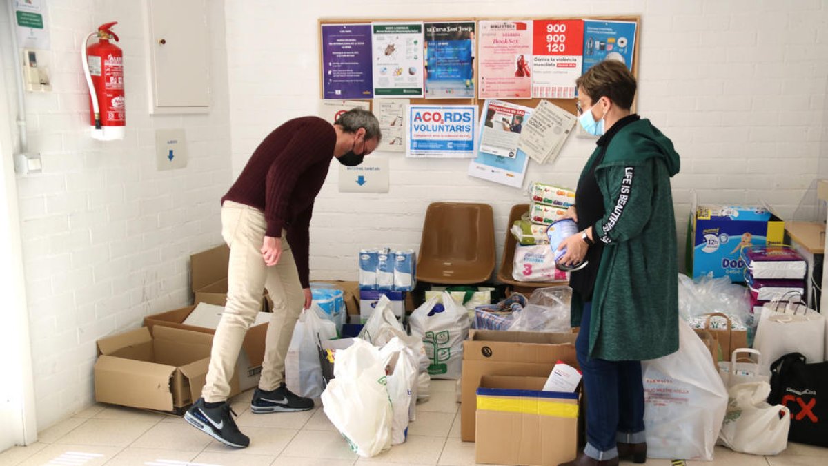 Membres de la coordinadora a l'Ebre de l'ONG ordenant els aliments i medicaments que donen els veïns de la Sénia.