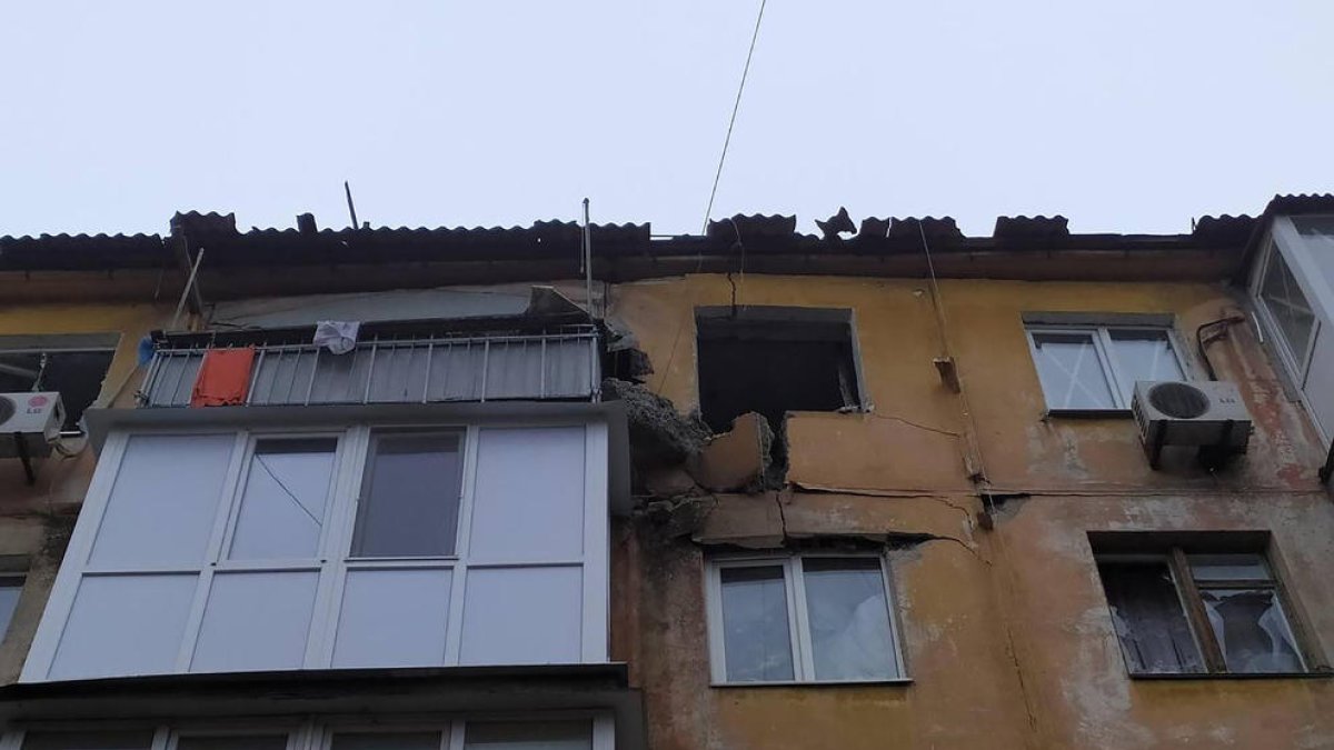 Un edificio de la ciudad de Mariúpol, en Ucrania, bombardeado por las tropas rusas.