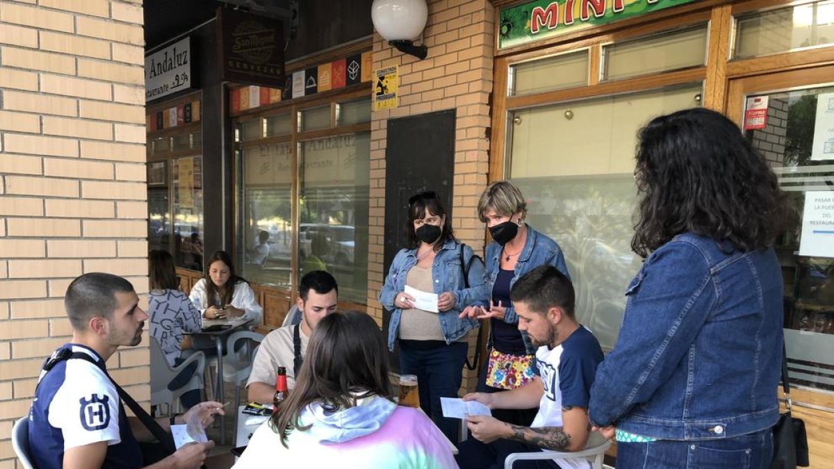 Las regidoras Flores, Llauradó y Berasategui dando a conocer el proceso participativo en el Carrilet.