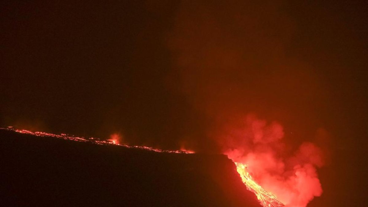 Imagen de la lava llegando al mar.