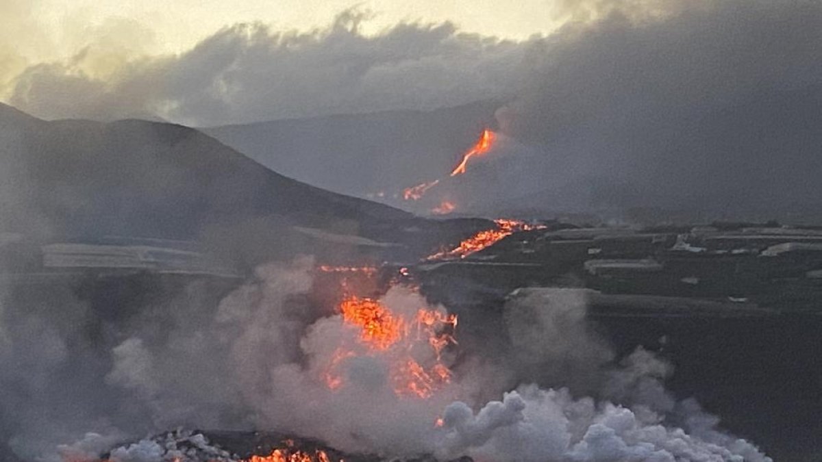 Imatge de la lava arribant al mar, aquest matí.