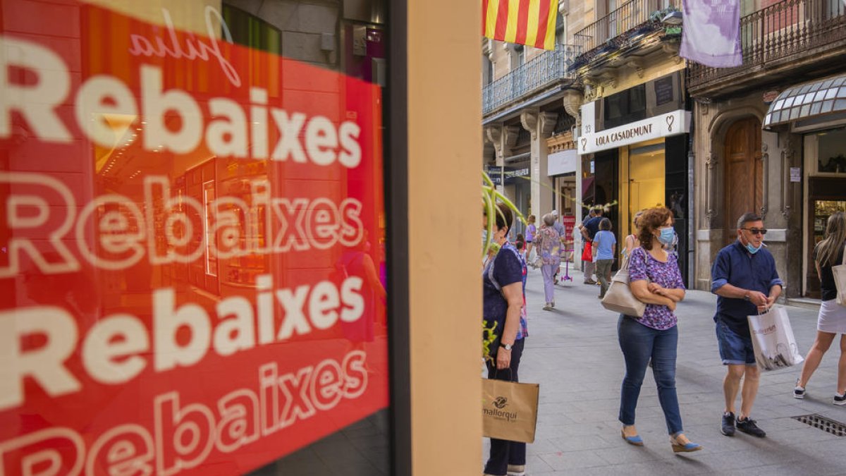 Imatge d'arxiu del carrer de Llovera durant les rebaixes de l'estiu.