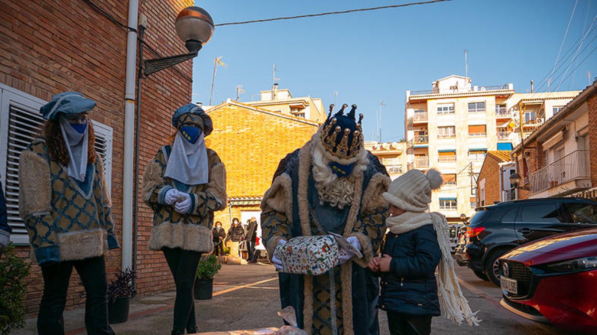 Els infants van anar a rebre'ls a peu de carrer de casa seva.