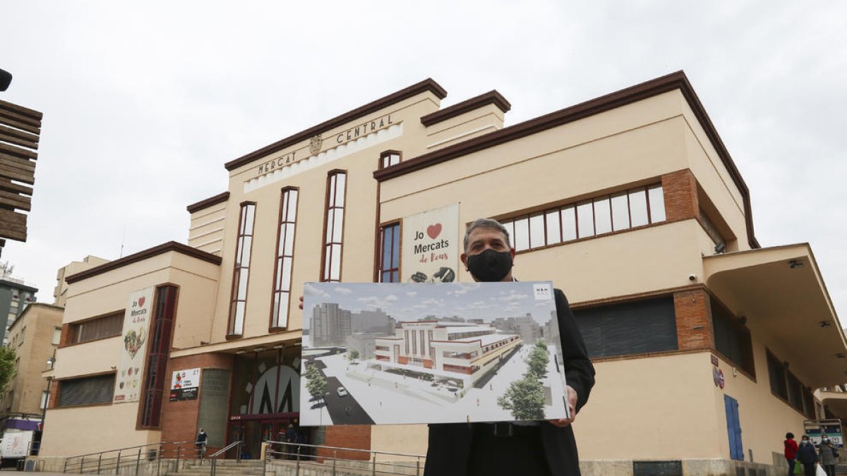 Imatge d'arxiu del regidor Carles Prats ensenyant el projecte del gastromercat.