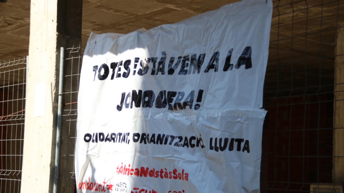 La pancarta que han penjat davant dels jutjats de Figueres.