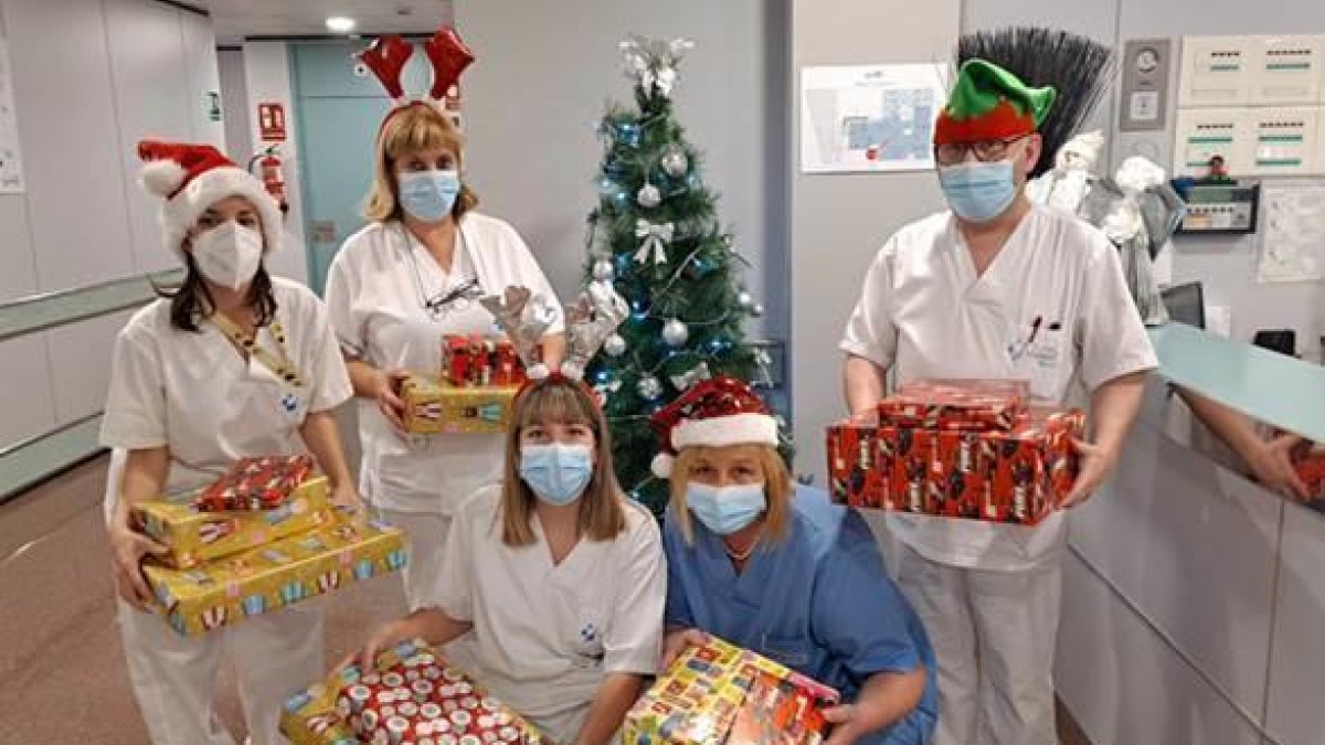 Personal del hospitales recogiendo regalos.