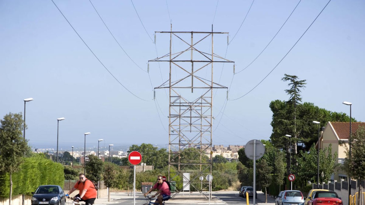 Imatge d'arxiu de la urbanització El Pinar amb una de les torres elèctriques col·locades a la zona.