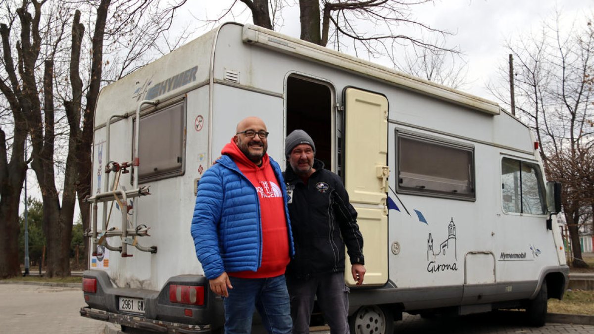 Sisu y Robert, este domingo en Przemysl ante la autocaravana, listos para emprender el camino de regreso a Cataluña con cinco refugiados.