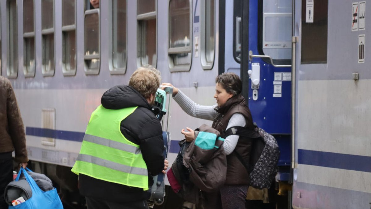 Una dona arriba des d'Ucraïna a l'estació de tren de Przemsyl, a Polònia.