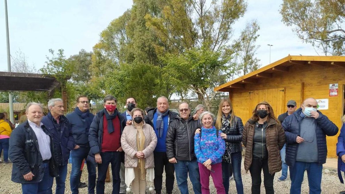 Fotografía grupal con algunos de los agentes sociales e institucionales que asistieron a su inauguración.